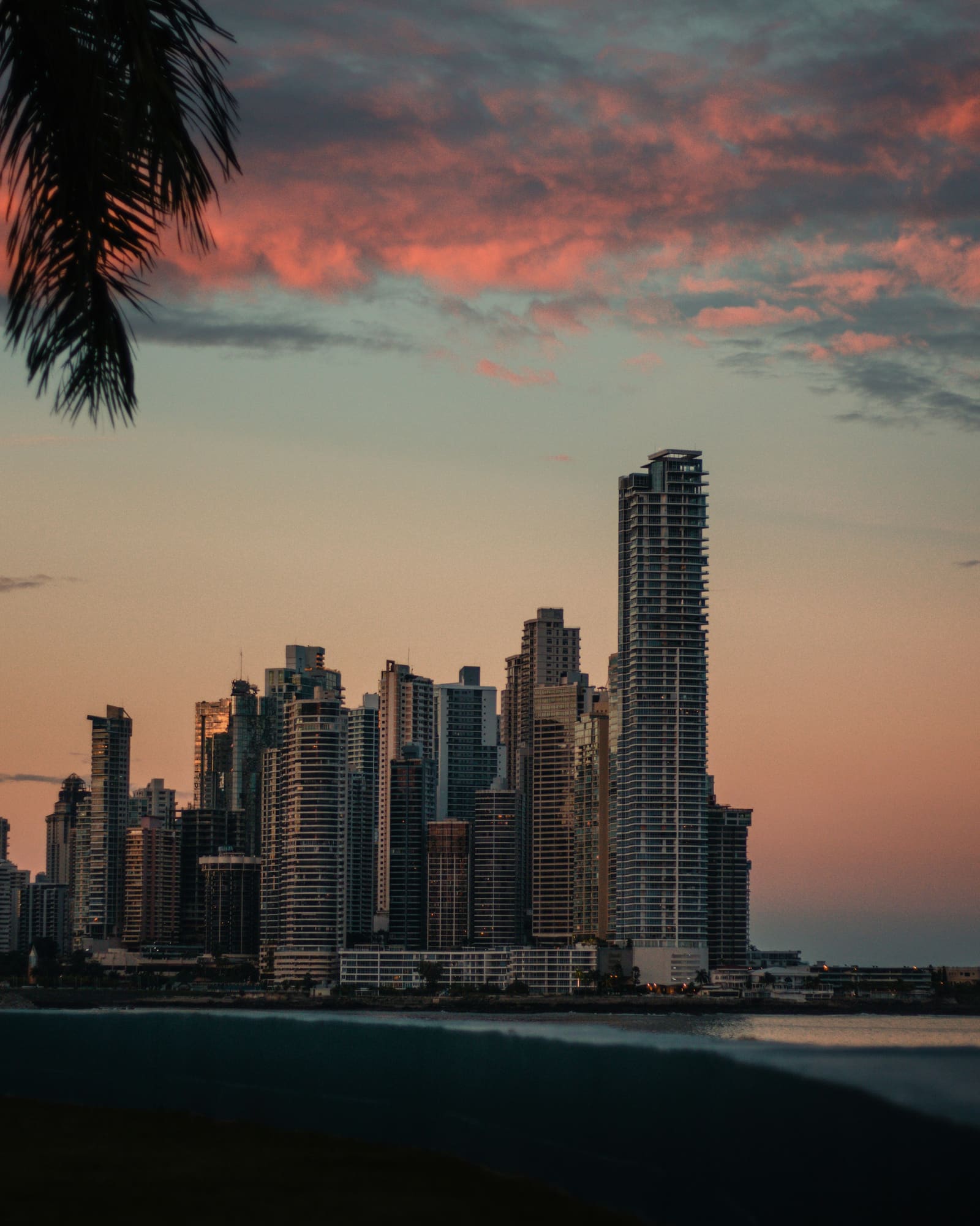 Panama City skyline al atardecer — foto por Ricardo Morales en Unsplash